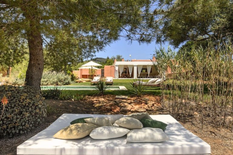 Guía para propietarios: cómo gestionar una villa en Ibiza con éxito